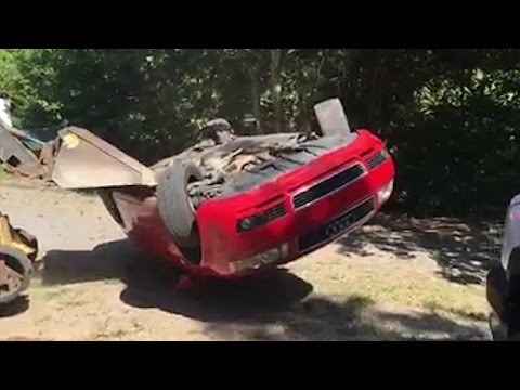 Podivljali tata uništio kćerin auto jer ju je u njemu uhvatio s dečkom