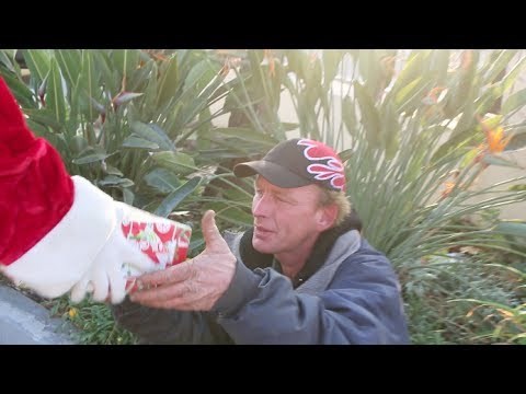 Čovjek u čudnom odijelu obilazio beskućnike, pogledajte što drži u rukama