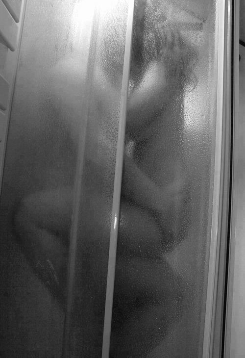 Jutarnje tuširanje u paru: Štedi vodu, kriza je!