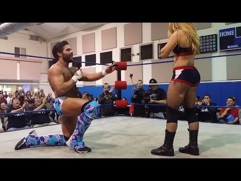 HIT VIDEO: Hrvač zaprosio djevojku usred njihovog meča