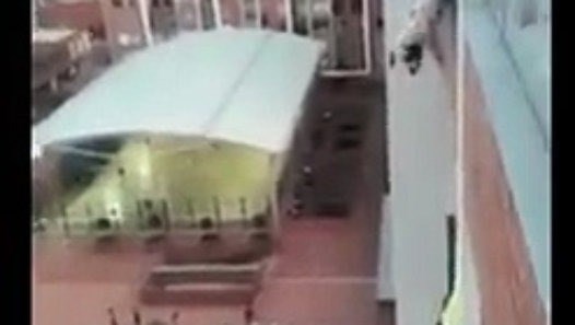 VIDEO: Muškarac se bez zaštite penjao po zgradi i spasio psa na 13. katu