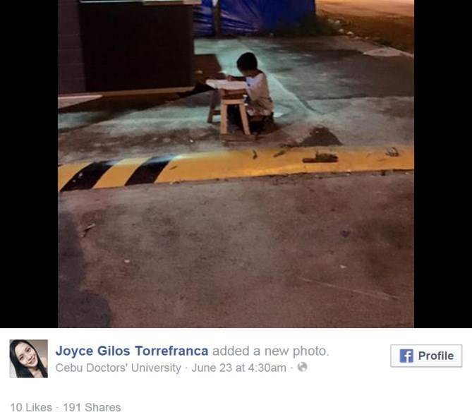 Dječja snaga volje oduševila svijet: Mali beskućnik uči na ulici uz svjetlo restorana