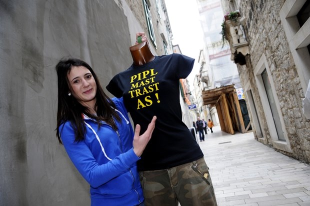 "Pipl mast trast as" majice postale hit