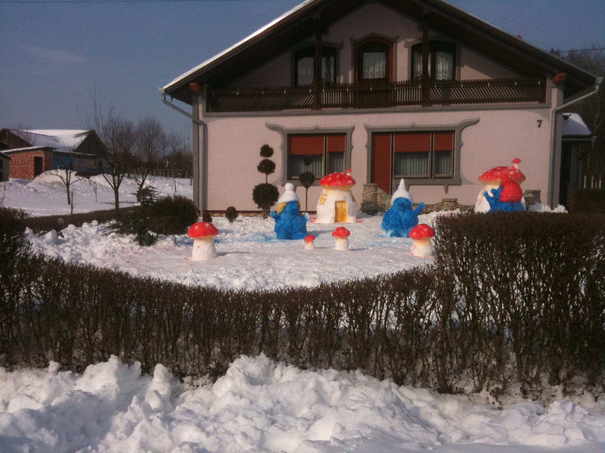 Dvorište pretvorio u snježni Štrumpfograd