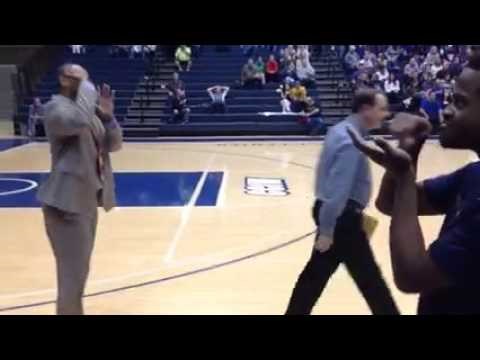 VIDEO: Ovo je pravi team building prije utakmice! Za svakog igrača drugi način pozdravljanja.