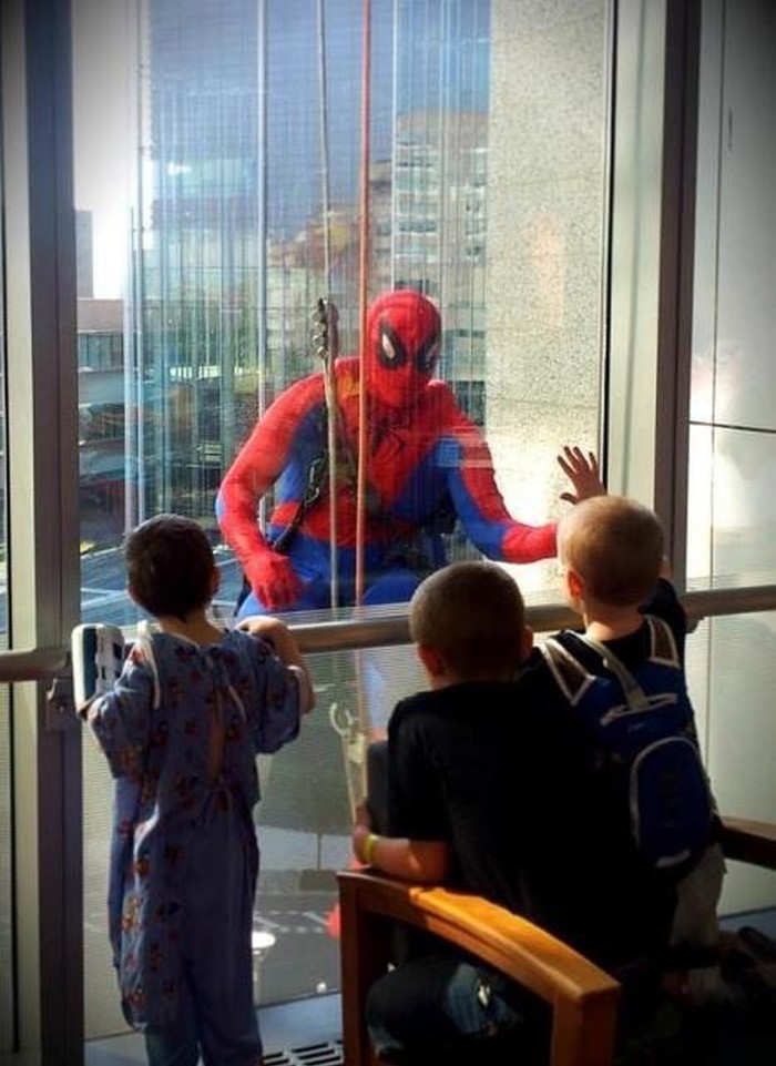 Spidermani peru stakla i zabavljaju bolesne mališane