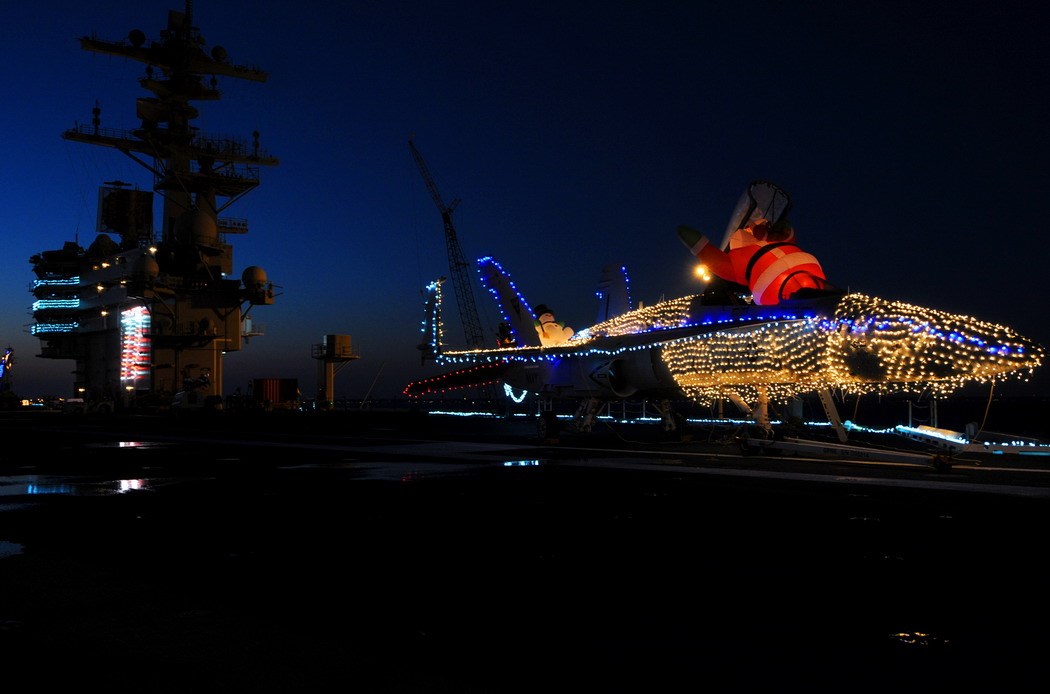 Američki Djedica poklone baca iz naoružanog F-18