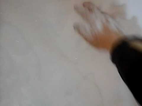 VIDEO Vani je napadalo preko pola metra snijega, pogledajte što je Rus pronašao ispod ledenog pokrivača!