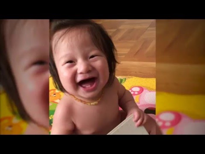 Preslatka beba se ne može prestati smijati kada čuje jednu riječ