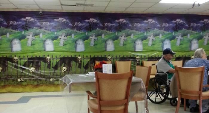 Umirovljenicima dom ukrasili grobovima i lubanjama