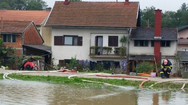 Jedni blebeću, drugi spašavaju Hrvatsku: Iscrpljeni vatrogasac zaspao sjedeći