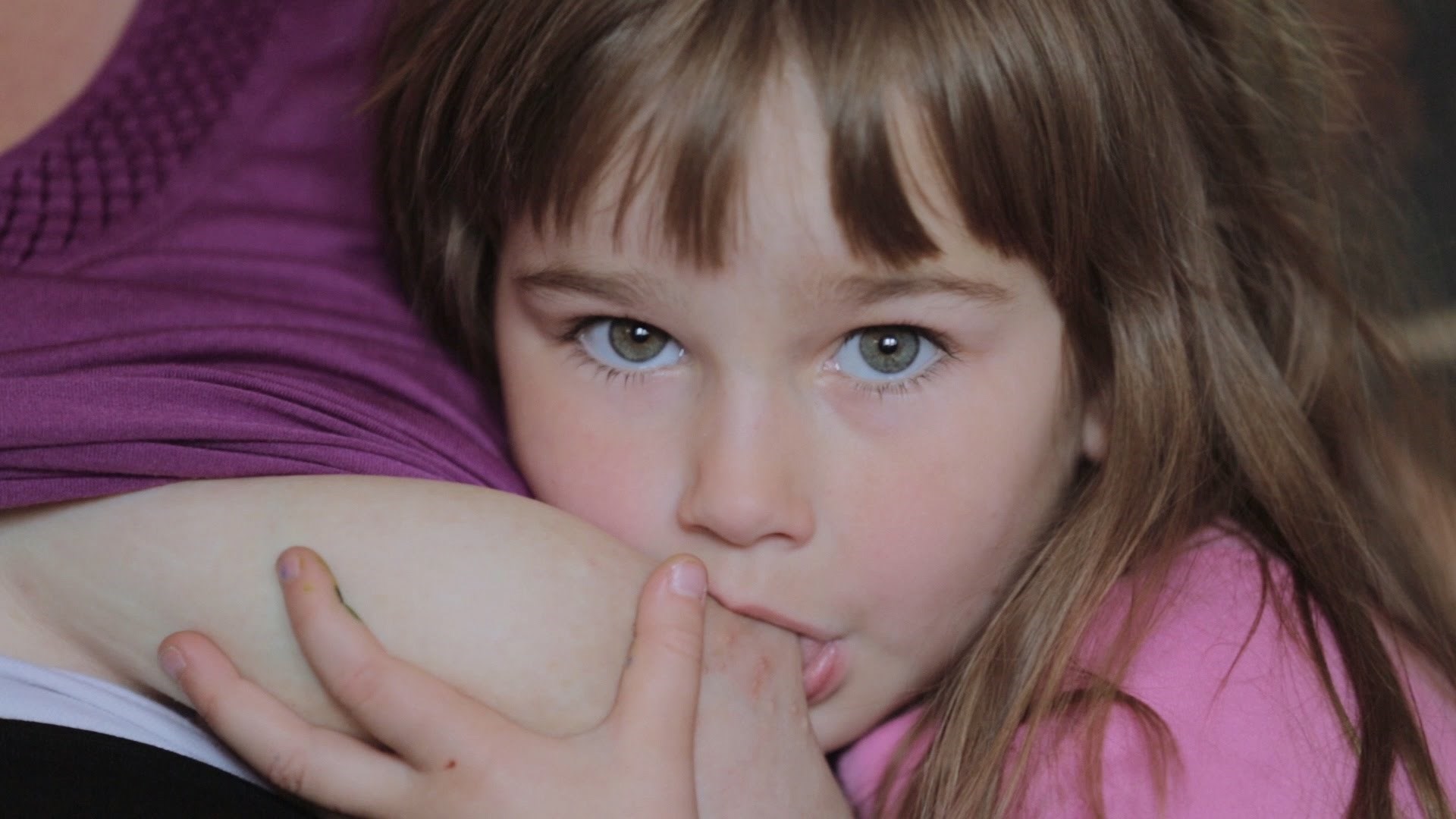 VIDEO Doji svoju kćer koja je već krenula u osnovnu školu, u tome ne vidi ništa problematično!