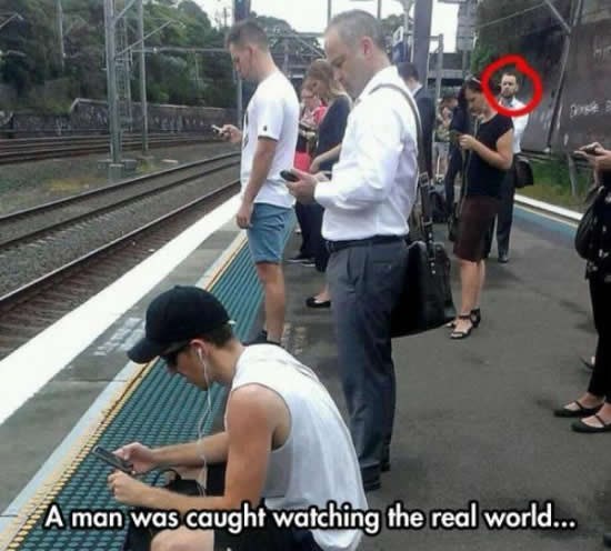 Šokantno: Čovjek uhvaćen kako ne bleji u mobitel