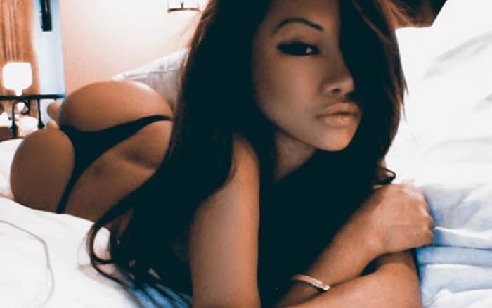 Crna vražica krade srca: Dečki, ruke na stol!