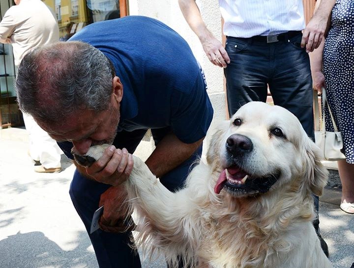 I tako vam ja Milana dresiram svaki dan: Ljubi šapice!