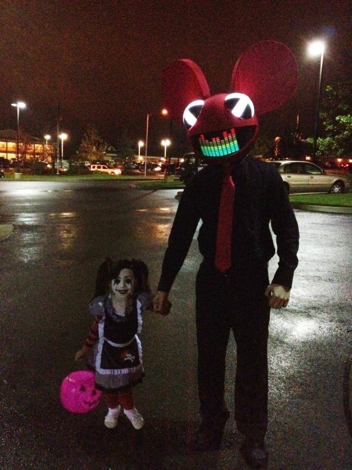 Tata razveselio curicu, skupa se maskirali za Halloween