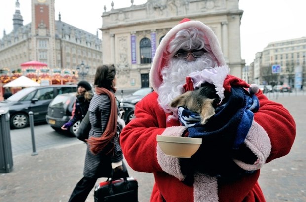 Djed Mraz i njegov najbolji prijatelj siromašni prosjaci