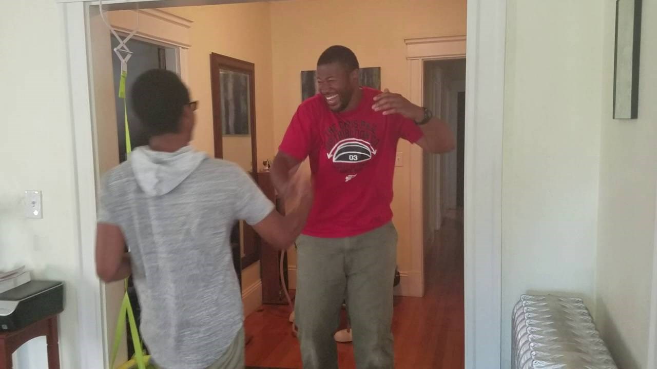 Eksplozija emocija: Muškarac nakon 10 godina vidi svoju majku i mlađeg brata