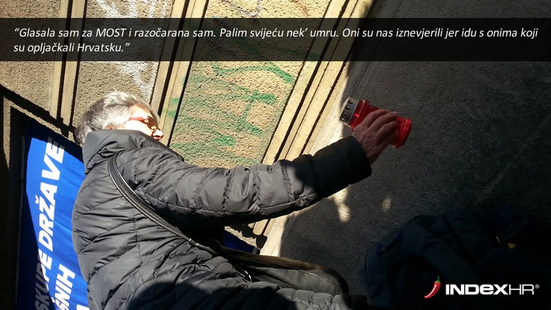 Razočarana biračica MOST-a pali lampaš s morbidnom porukom