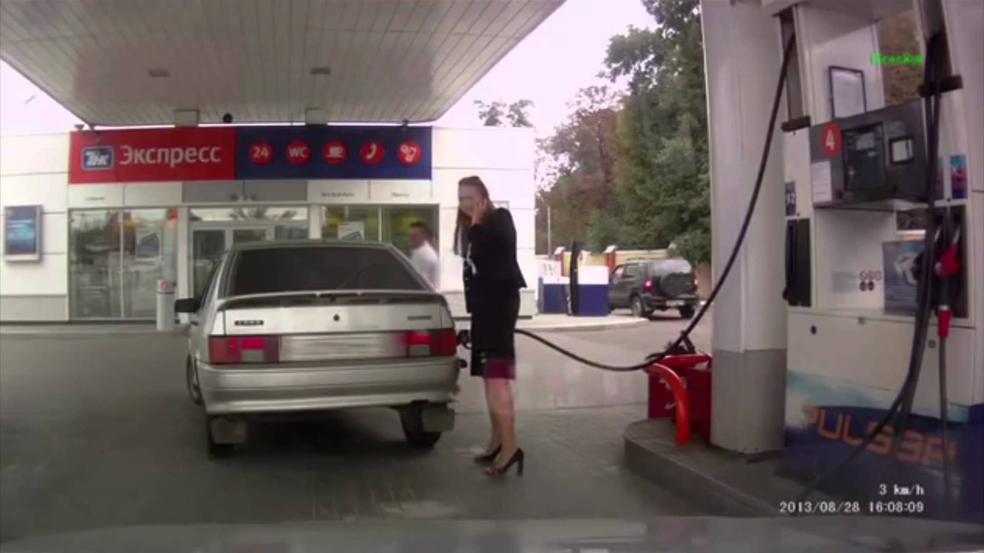 Video: Vozačica skoro rasturila benzinsku - razlog je umobolan