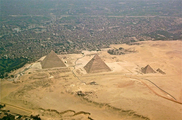 Egipatske piramide gotovo progutao grad