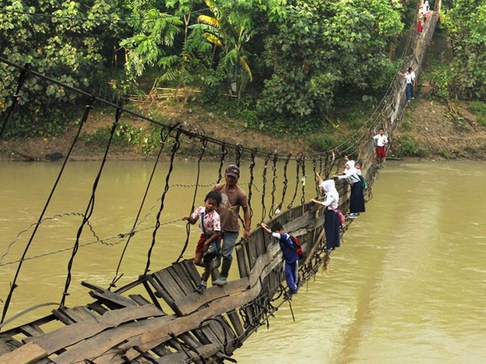 Ova djeca prelaze viseće mostove na putu do škole