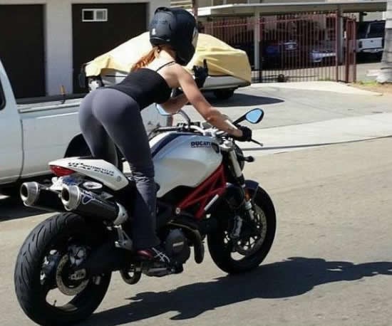 Dobra pozadina, a i cura je lijepa