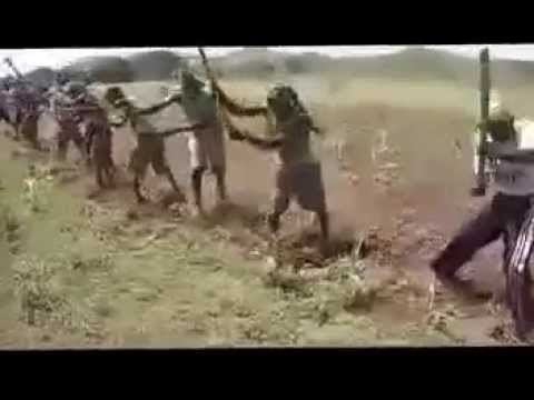 muzička podrška kako bi težak fizički rad u Africi učinili barem malo lakšim..video