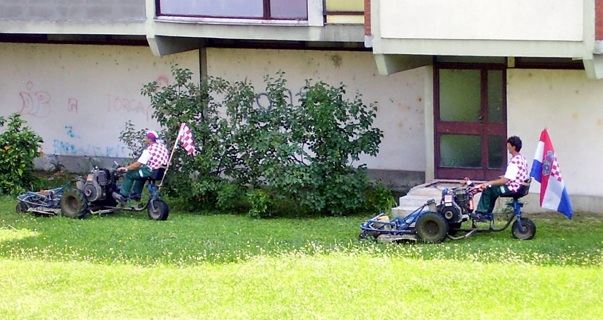 Domoljublje i dok travu kosiš!