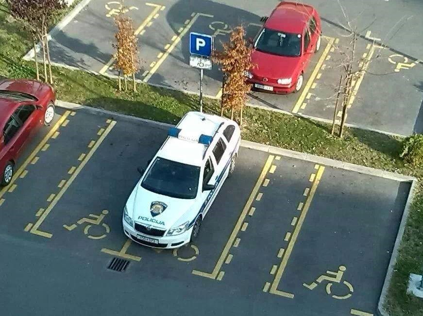 Katastrofalno parkiranje: Ovi policajci bi trebali sebi naplatiti kaznu!