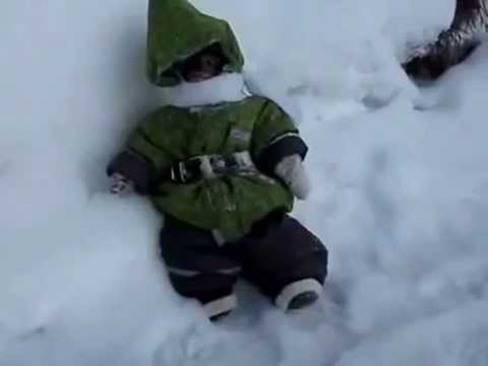 VIDEO Ovo dijete se čudno ponaša na snijegu, ubrzo ćete otkriti zašto!