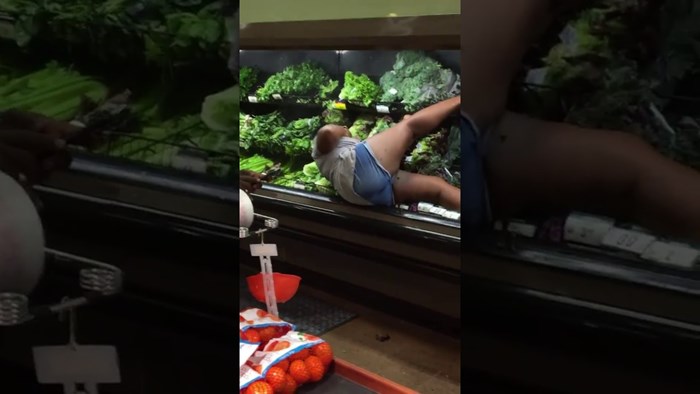 VIDEO U supermarketu su ugledali najčudniju scenu ikad, jedna žena je odjelu povrća potpuno sišla s uma!