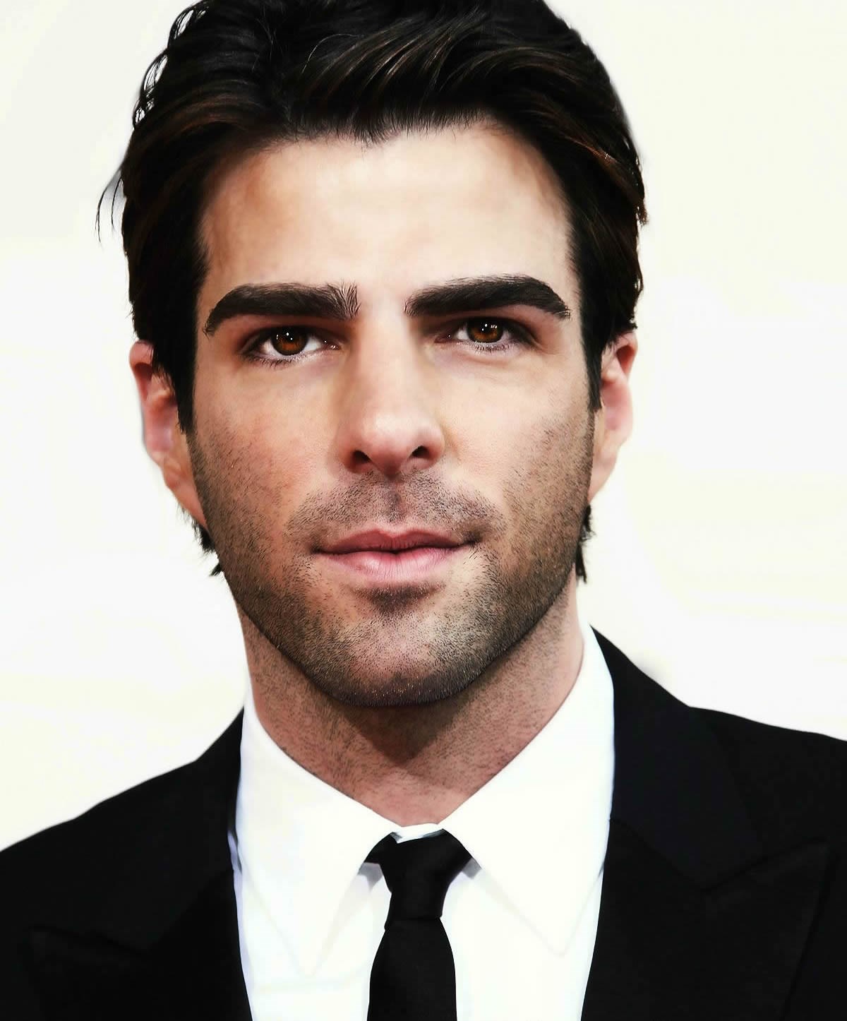 Smeđooki ljepotan žene namamio na gledanje Star Treka