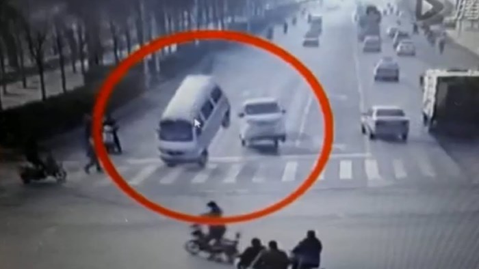 SNIMLJENI LETEĆI AUTI: Bizarna prometna u Kini, auti letjeli zbog nevidljive sile