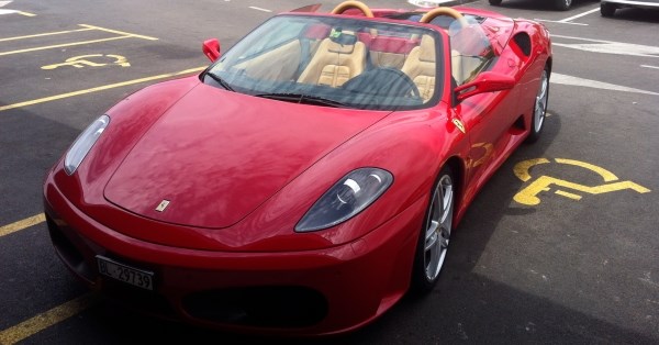 Ultimativna seljačina "iz uvoza": Ferrari preko 2 invalidska