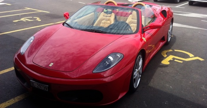 Ultimativna seljačina "iz uvoza": Ferrari preko 2 invalidska