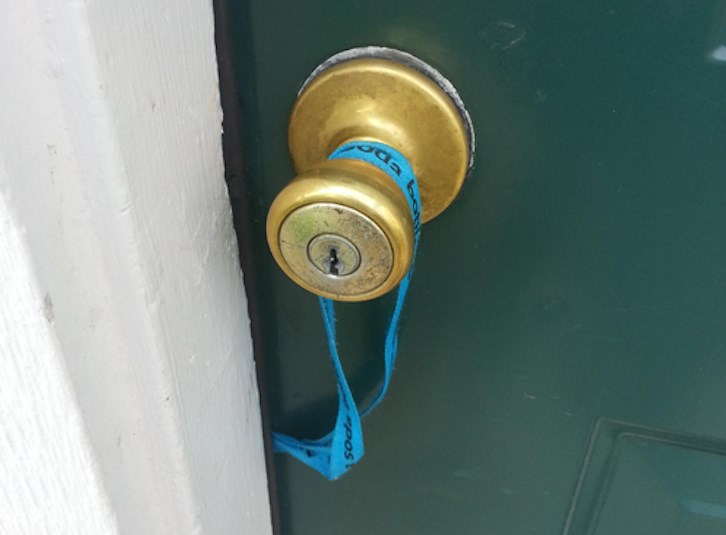 Kad žuriš na posao, a vrata ti se osvete za lupanje