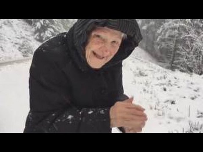 Ova bakica ima 101 godinu, a još se gruda i uživa u snijegu poput klinke!