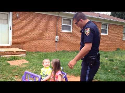 Policajac kaznio dvoje djece, svi odobravaju!