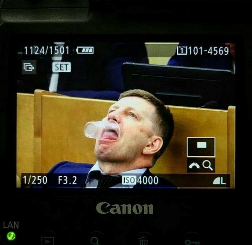 Mislite da se naši saborski zastupnici glupiraju na poslu? Pogledajte što se događa u ruskom parlamentu!