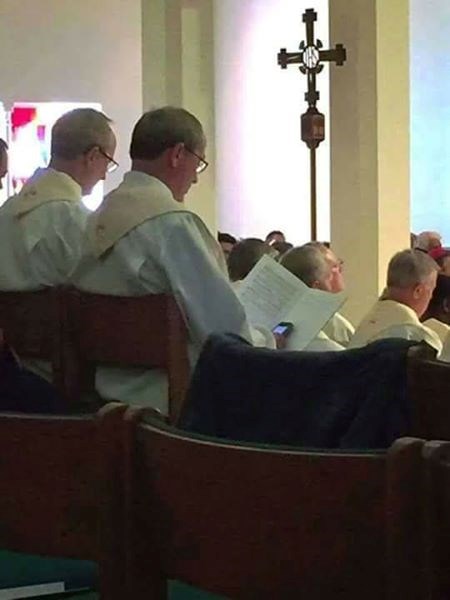 Svećenik uhvaćen na (ne)djelu! Što to radi dok služa riječ Božju?