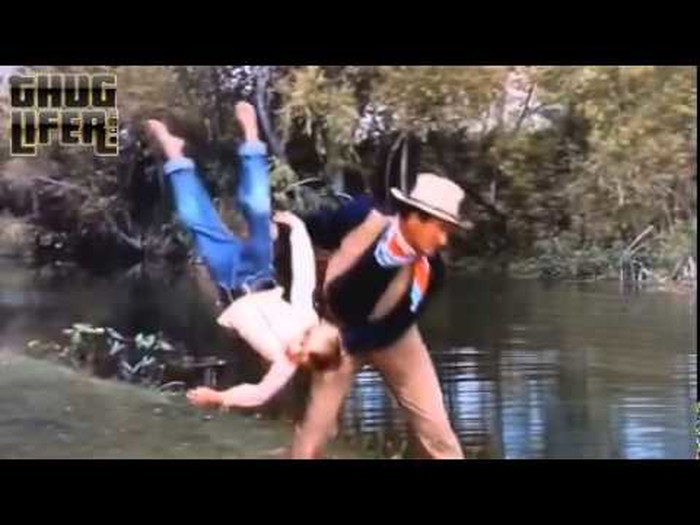 KAD SU MUŠKARCI BILI MUŠKARCI: John Wayne daje lekciju iz plivanja