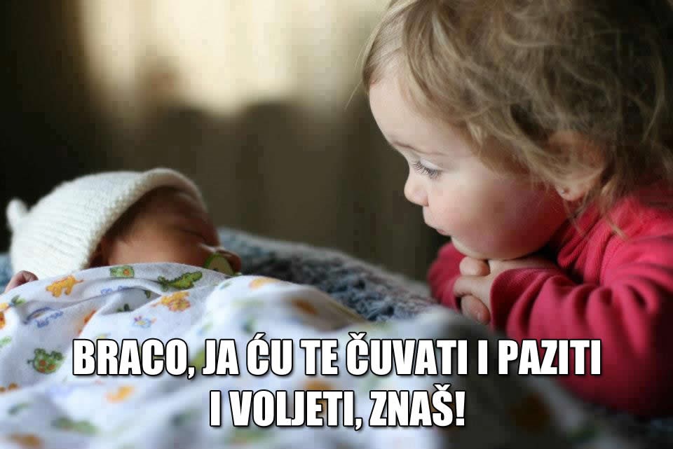 Curica dobila malog bracu, pa ga čuva dok spava