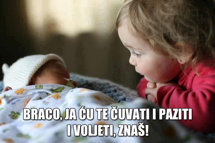 Curica dobila malog bracu, pa ga čuva dok spava