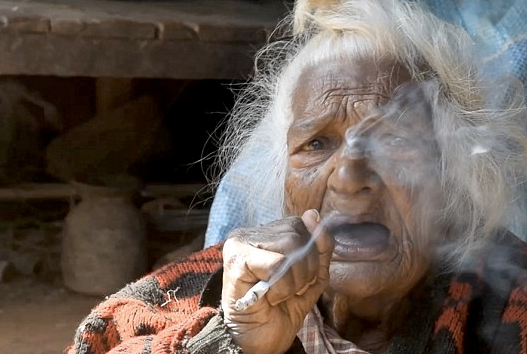 112-godišnja starica puši 30 cigareta dnevno i otkriva tajnu dugovječnosti