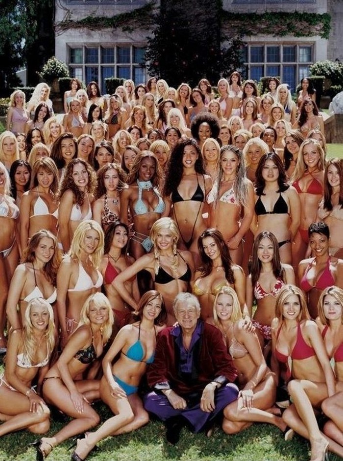 Playboy djedica sa svojim curkama