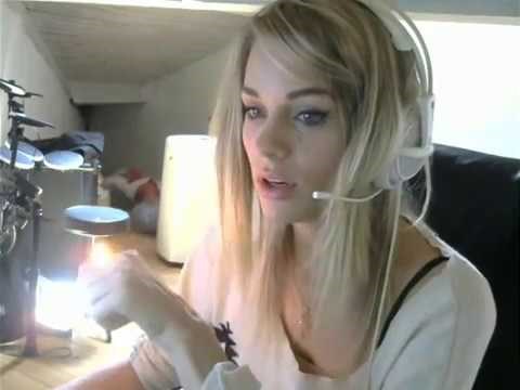 VIDEO Plavuša brbljala pred web kamerom pa sebi slučajno zapalila kosu!