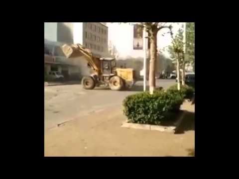 Tuča buldožera: Radnici razmirice riješili teškom mašinerijom!