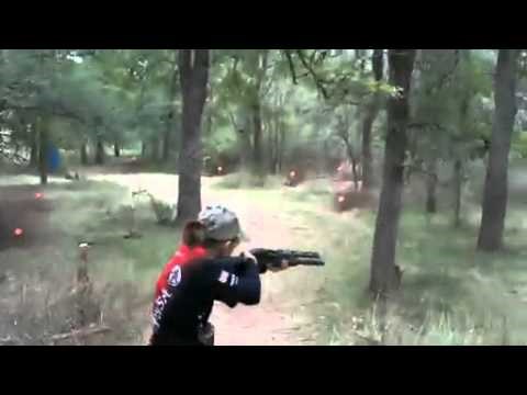 VIDEO: Curica od 13 s automatom u rukama. Hmm...