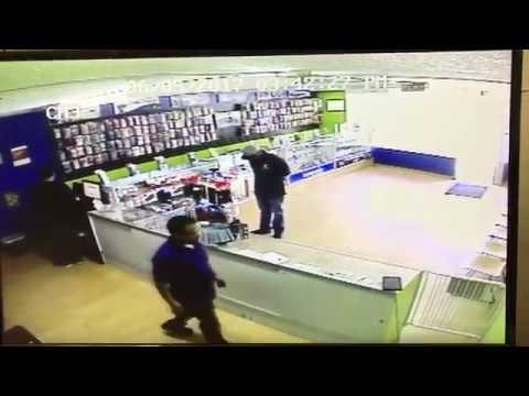 VIDEO Nogom je razvalio pult i pokušao ukrasti tablete, no nije očekivao ovakvu reakciju!